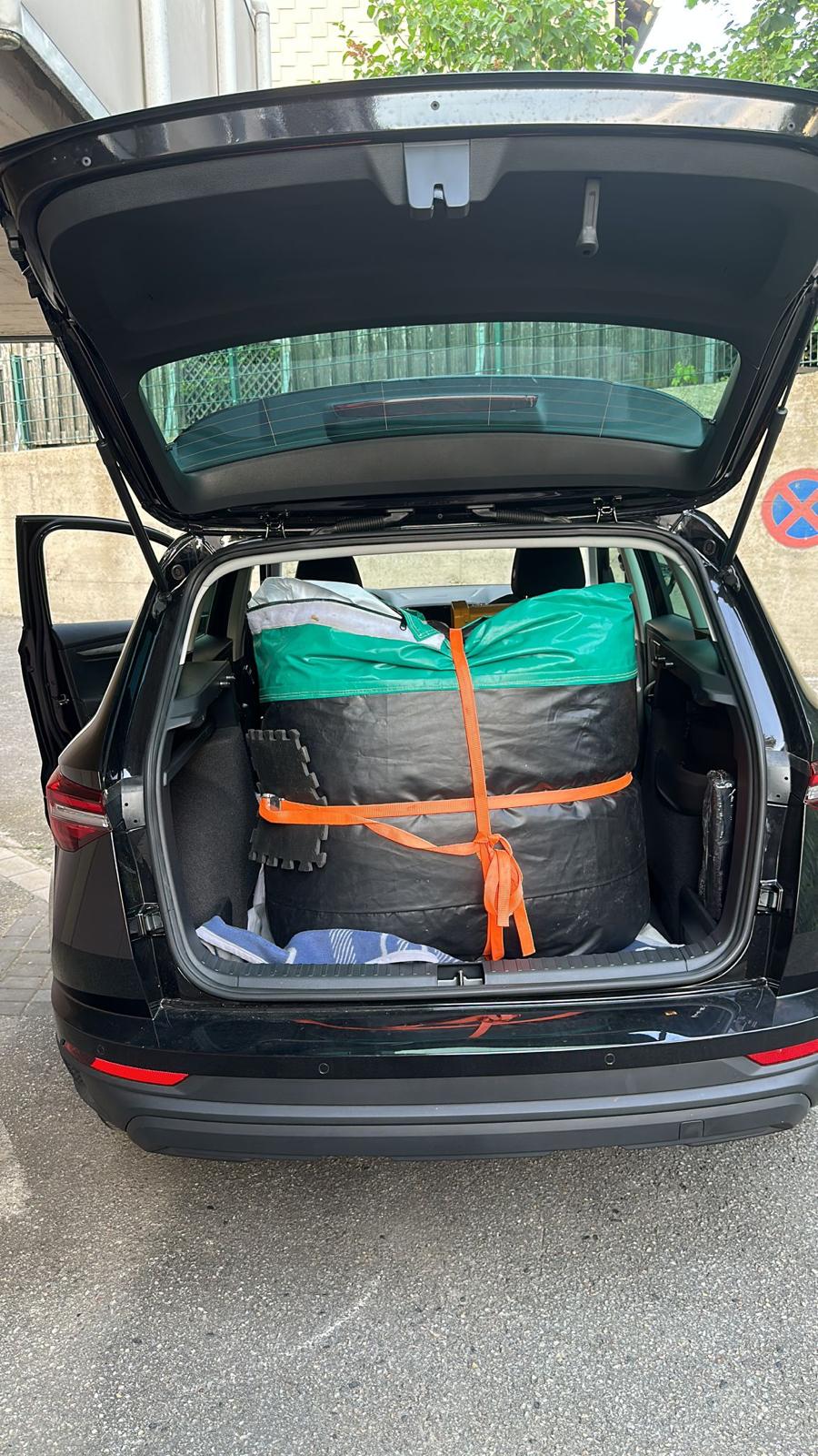 Verpackte Hüpfburg im Kofferraum eines Kombis